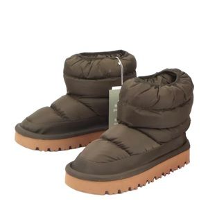 SOLD BRAND NEW Waterproof Winter puffer ankle boots with thick fleece lining